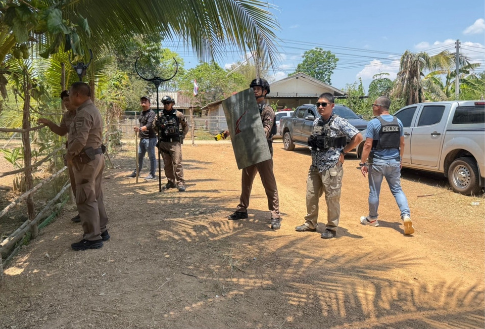 รวบหนุ่มคลั่งยา ถือมีดขู่ตำรวจ สุดท้ายไม่รอด ตรวจพบฉี่ม่วง