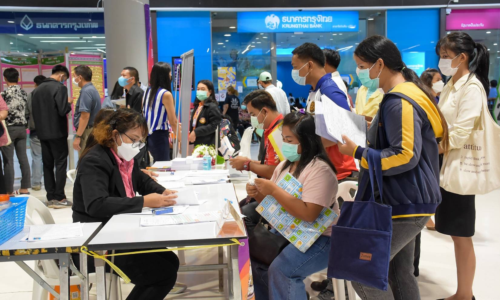 บุรีรัมย์ประชาชน-ผู้ว่างงาน-นักศึกษาจบใหม่แห่มางานนัดพบแรงงาน ตำแหน่งงานว่างกว่า 1,000 อัตรา