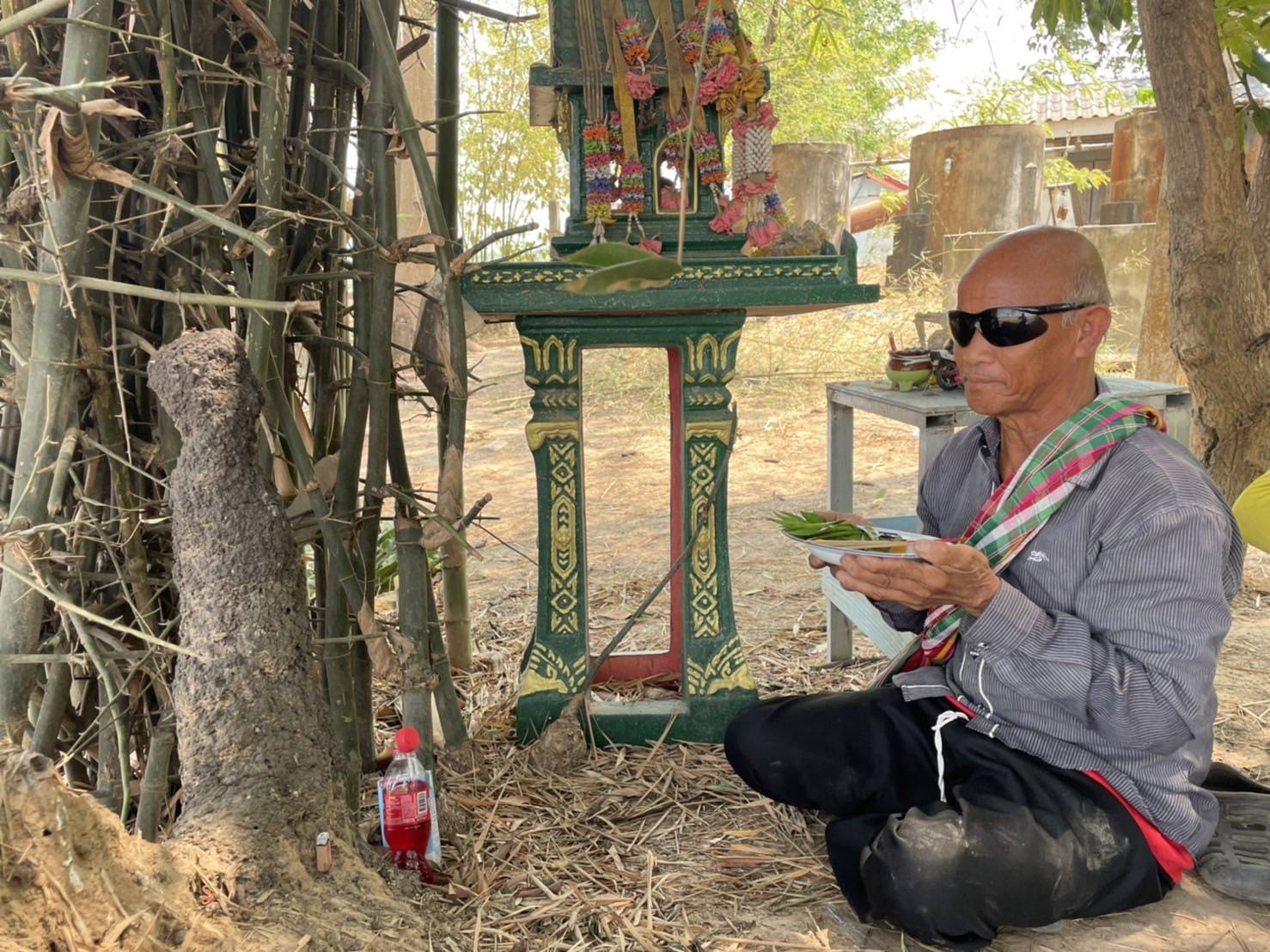 ชาวบ้านแห่ขอโชคลาภ จอมปลวกสีดำโผล่ คล้ายรูปปั้นไอ้ไข่วัดเจดีย์ 