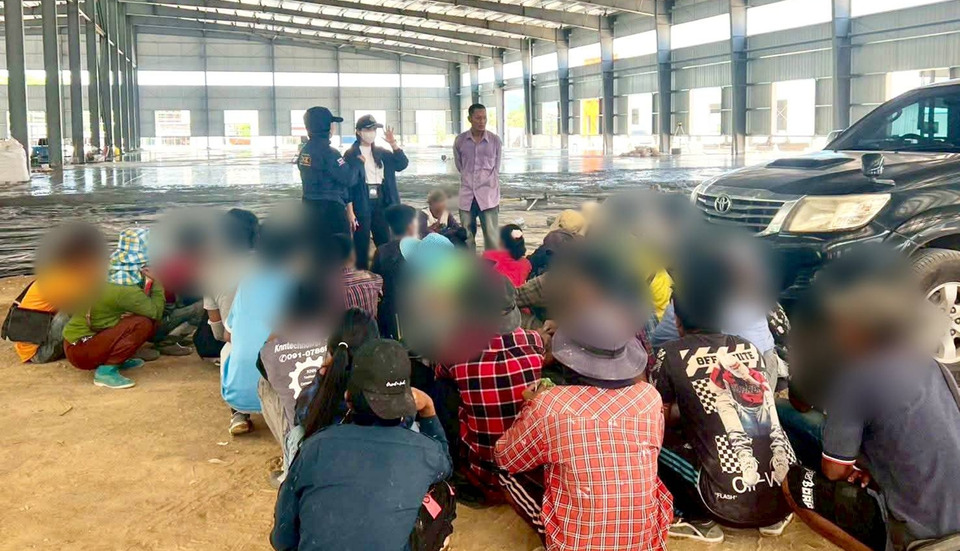 บุกไซต์ก่อสร้างบริษัทจีนระยอง จับแรงงานเถื่อน 38 ราย นายจ้างโดนคดีรับต่างด้าวผิดกฎหมาย