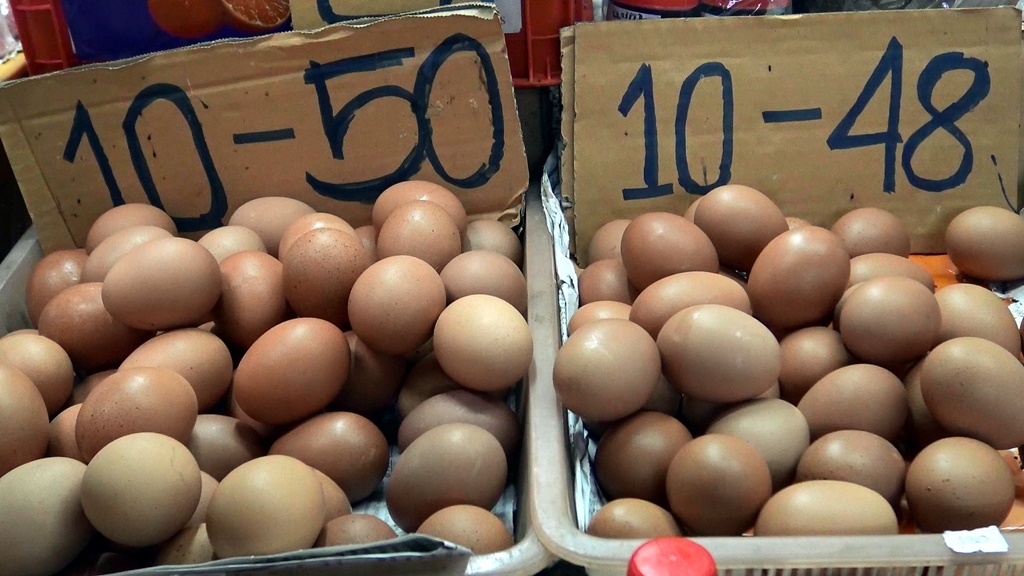 แม่ค้าบ่นอุบ!! ไข่ไก่ปรับราคาขึ้นฟองละ 5 บาท