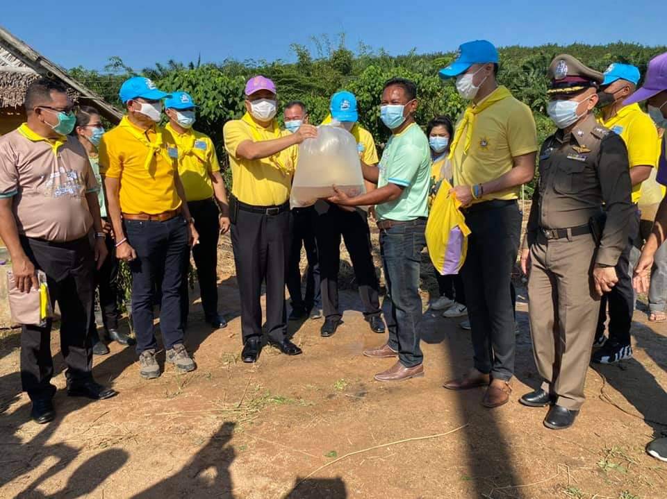 ผู้ว่าฯสุราษฎร์ธานี เยี่ยมชมโครงการพระราชทาน “โคก หนอง นา แห่งน้ำใจและความหวัง”  ในพื้นที่บ้านนาสาร  