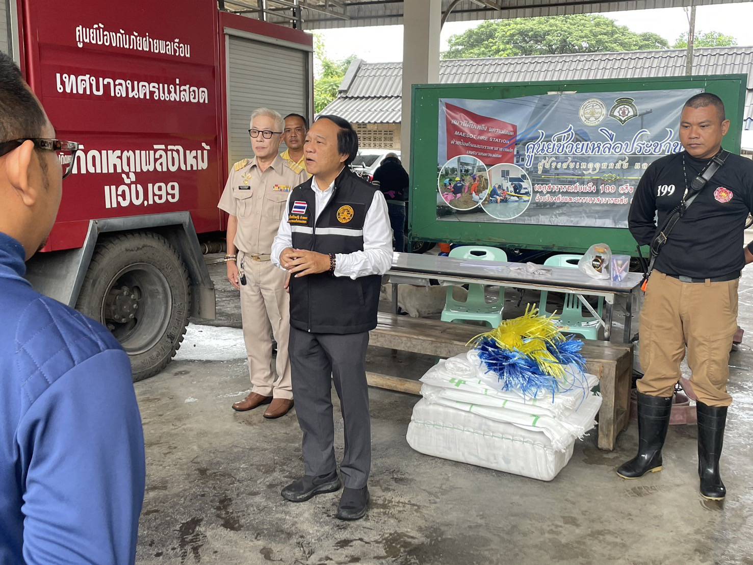 แม่สอด "นายกเสริฐ" ปล่อยแถว จนท. ลงพื้นที่ปฏิบัติการ “ช่วยเหลือกันหลังน้ำท่วม” 