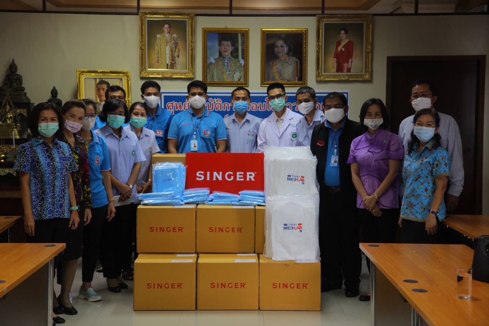 "ซิงเกอร์ประเทศไทย" ร่วม "ศูนย์ส่งเสริมอาชีพคนพิการปากเกร็ด" ตัดเย็บชุดป้องกัน มอบให้กับโรงพยาบาลในพังงา