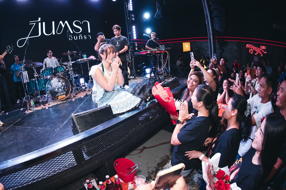 "มีนตรา"ปลื้ม! แฟนคลับเซอร์ไพรส์วันเกิดล่วงหน้า