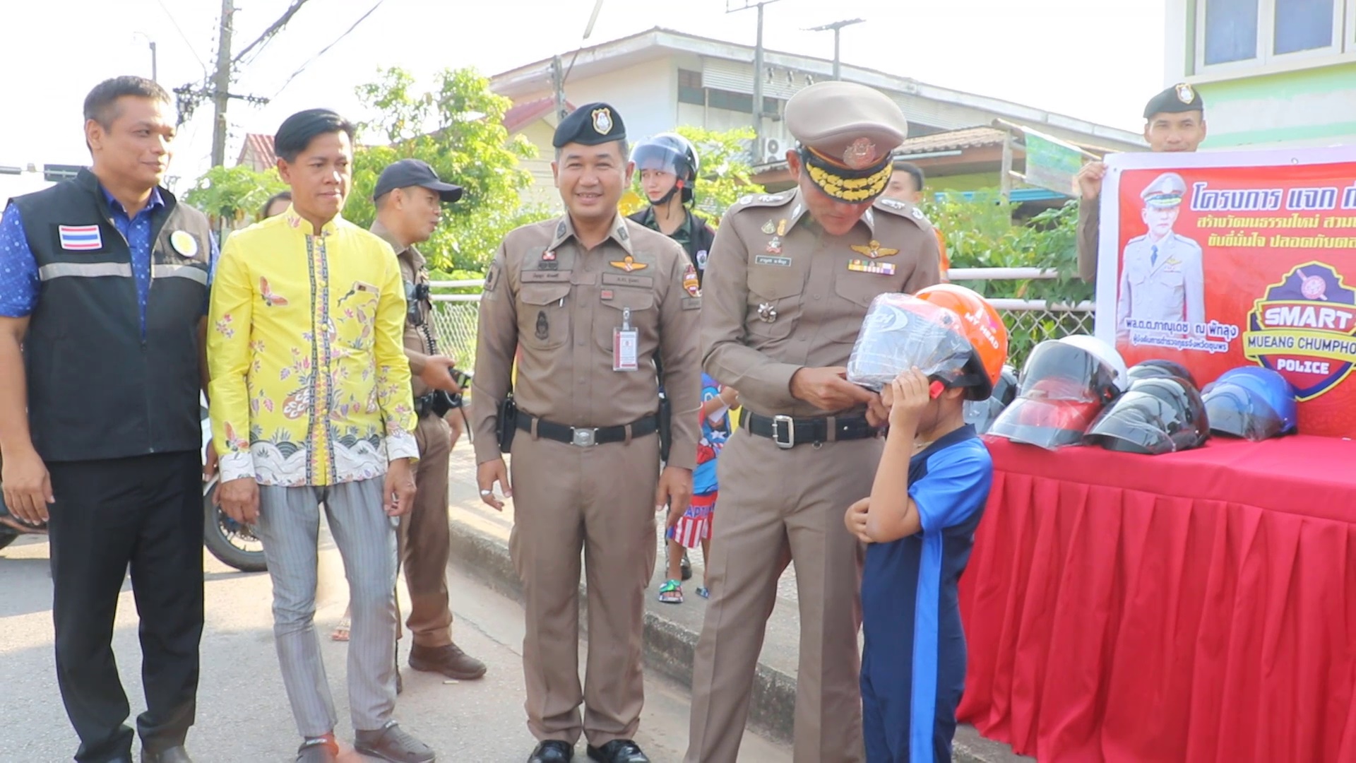 ผู้การฯตำรวจชุมพรลงถนนแจกหมวกนิรภัยแก่ปชช.ขับขี่ปลอดภัยตลอดเส้นทาง