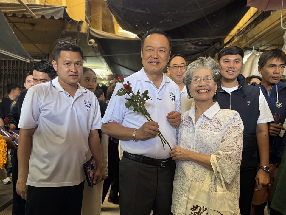 “อนุทิน” เดินหาตลาดหัวรอ จ.อยุธยา ขอคะแนนให้ พรรคภูมิใจไทย 