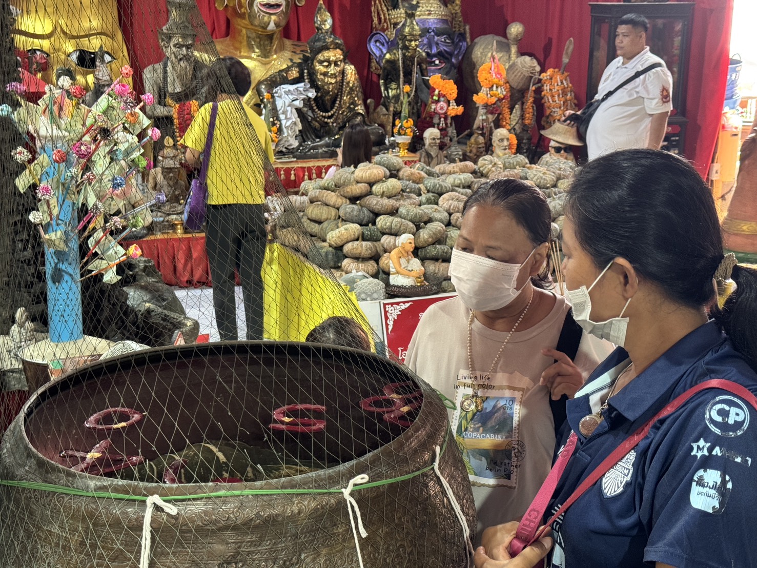 ขนลุกเลขหยดน้ำมนต์! สาวท้องหอบรถไฟฟ้าแก้บน ‘กุมารเจ้าสัวเฮง’ หลังรับโชค 3 แสน คนแห่แน่นอาศรมฤๅษีเณร