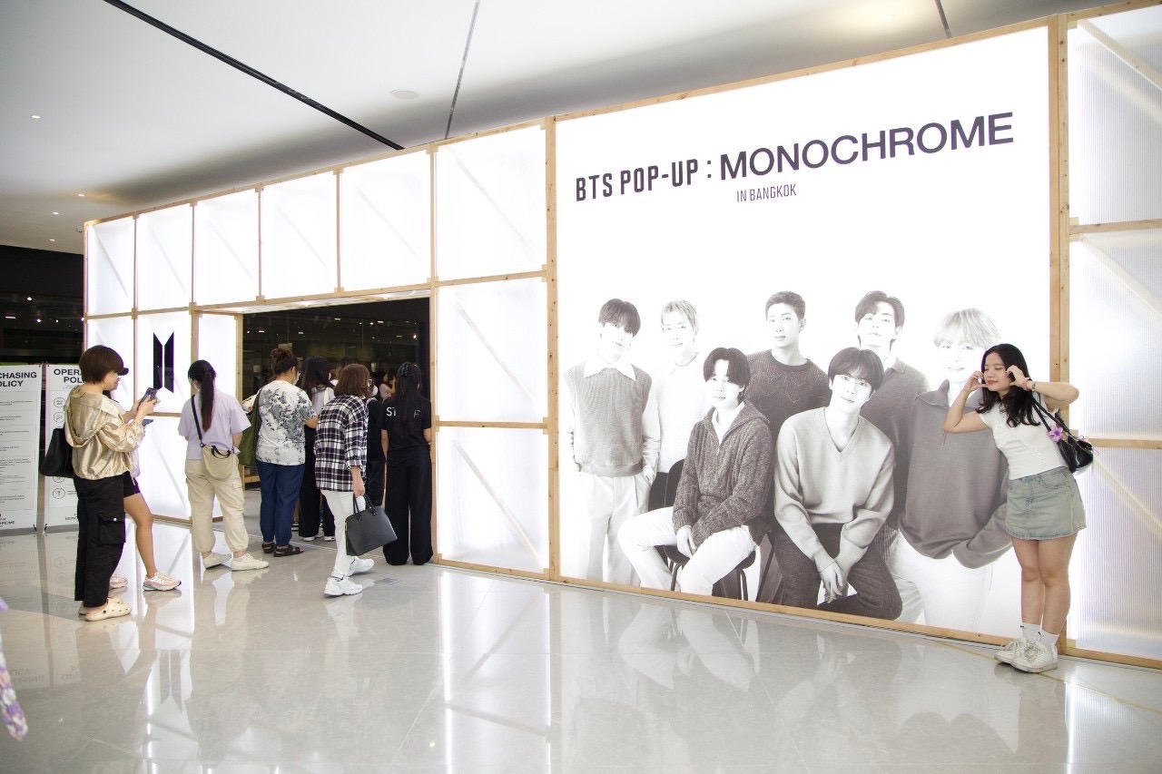 แฟนคลับทะลัก "BTS POP-UP : MONOCHROME IN BANGKOK"  เปิดแห่งแรกในเอเชียตะวันออกเฉียงใต้ที่สยามพารากอน 