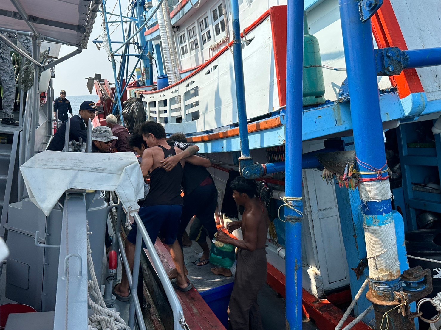 ศรชล.และศคท.ระยองส่งเรือ ต.269 รับลูกเรือเขมรสลิงขาดบาดเจ็บส่งรพ.ได้อย่างปลอดภัย