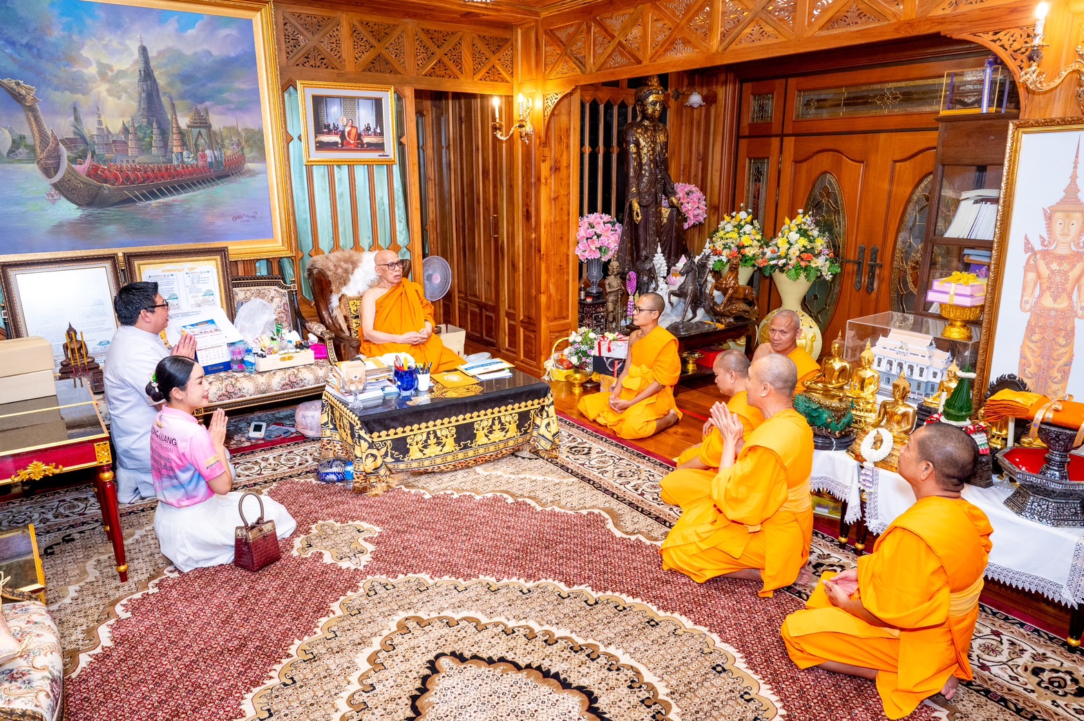 วัดพระธรรมกาย ร่วมสมทบ 100,000 บาท สนับสนุนเจ้าคณะใหญ่หนตะวันออกช่วยผู้ประสบอุทกภัย