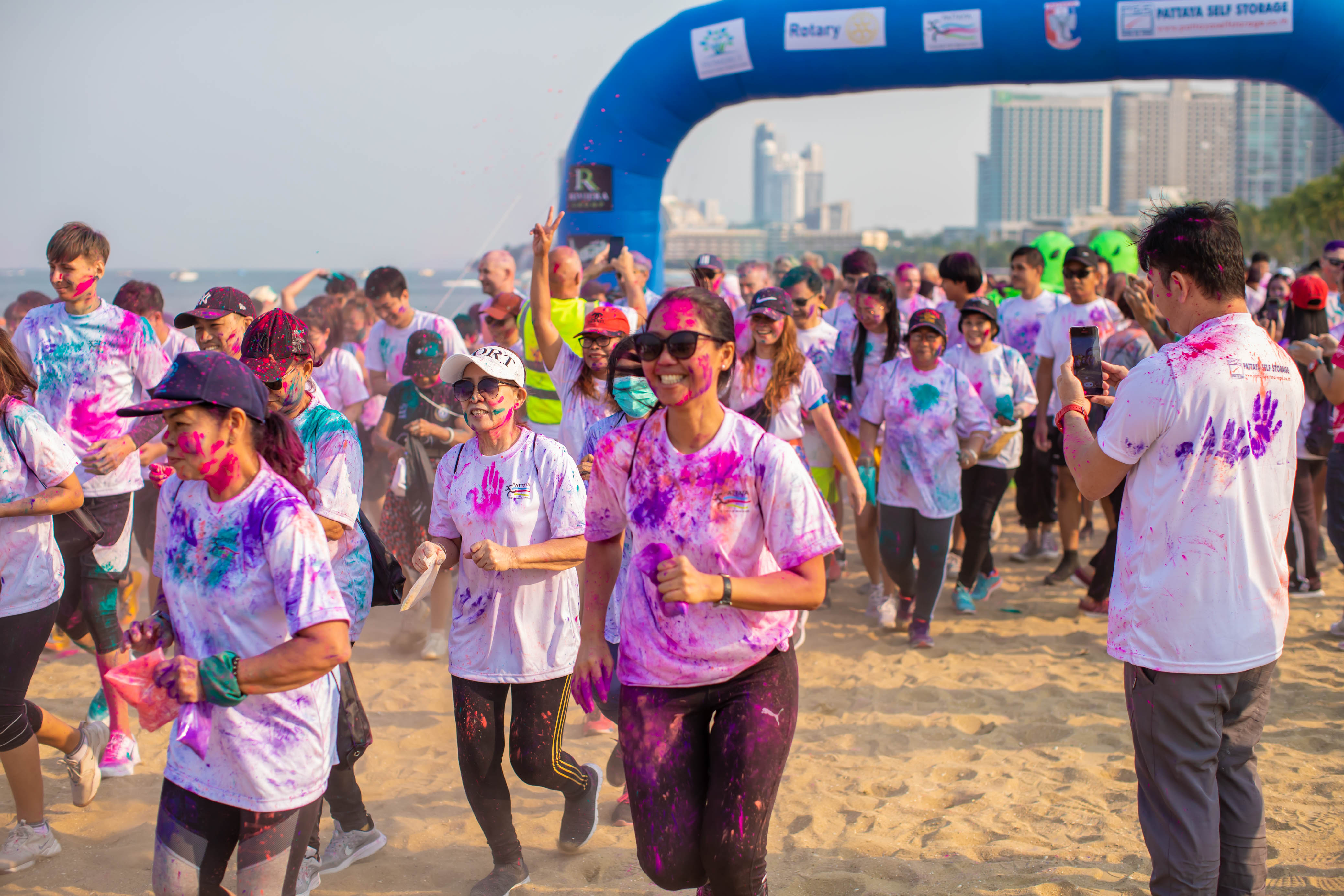 นักวิ่งไทย-ต่างชาติร่วมงานการกุศล"สาดสี"ริมชายหาดพัทยา     