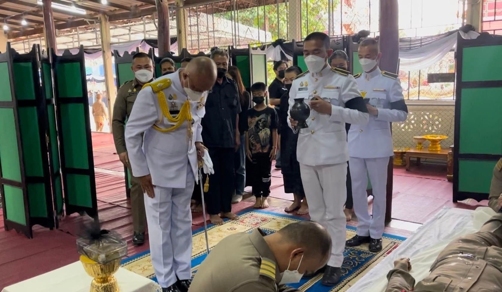"ในหลวง" พระราชทานน้ำหลวงอาบศพ-หีบเชิงชาย "ด.ต.เปรม" ถูกคนร้ายยิงเสียชีวิต 