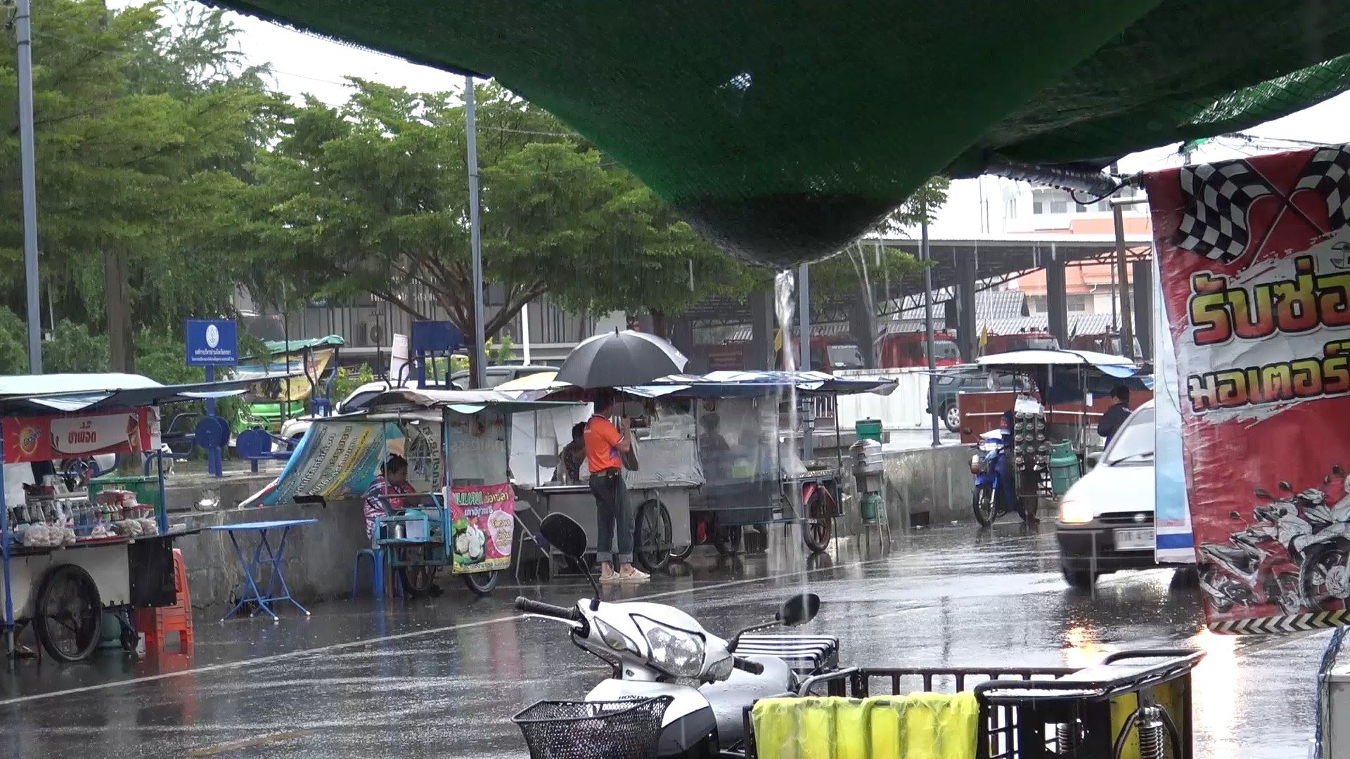 ตลาดชุมชนริมถนนเตาอิฐเจอฝนตกลูกค้าหายรายได้ลด