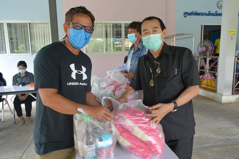  นายกเทศมนตรีตำบลท่าวุ้ง ช่วยเหลือผู้ประสบอุทกภัย 