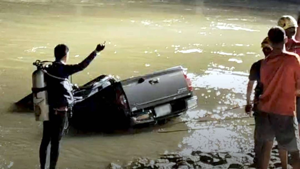 สลด! นักวิชาการเกษตรชำนาญการขับกระบะตกสะพานท่าเสา ดับคารถกลางแม่น้ำกาญจนบุรี