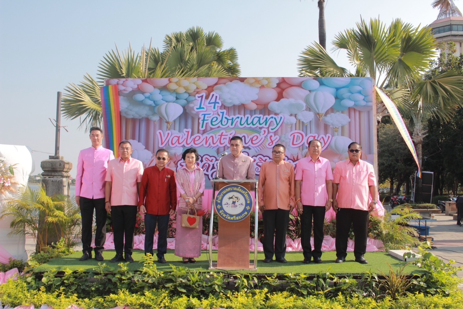 ผู้ว่าฯศรีสะเกษเป็นสักขีพยานและมอบของขวัญให้คู่สมรสที่จดทะเบียนในวันวาเลนไทน์