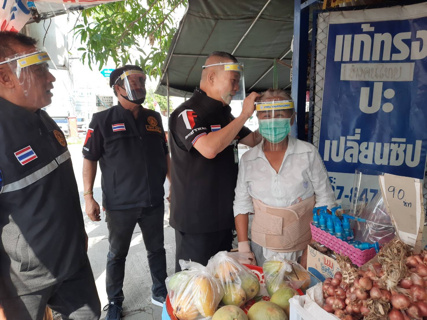 ดร.ฝอ นครแม่สอด นำคณะผู้บริหาร ลงตลาดสด ถนนคนเดิน แจก Face Shield  ให้ชาวบ้าน