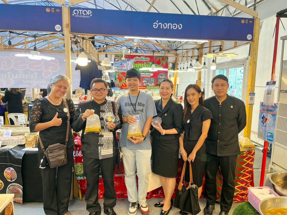 พช.อ่างทอง ร่วมเปิดงาน “OTOP สร้างสุขสู่ชุมชน” ลพบุรี ขานรับ “คนละครึ่ง พลัส” กระตุ้นเศรษฐกิจฐานราก