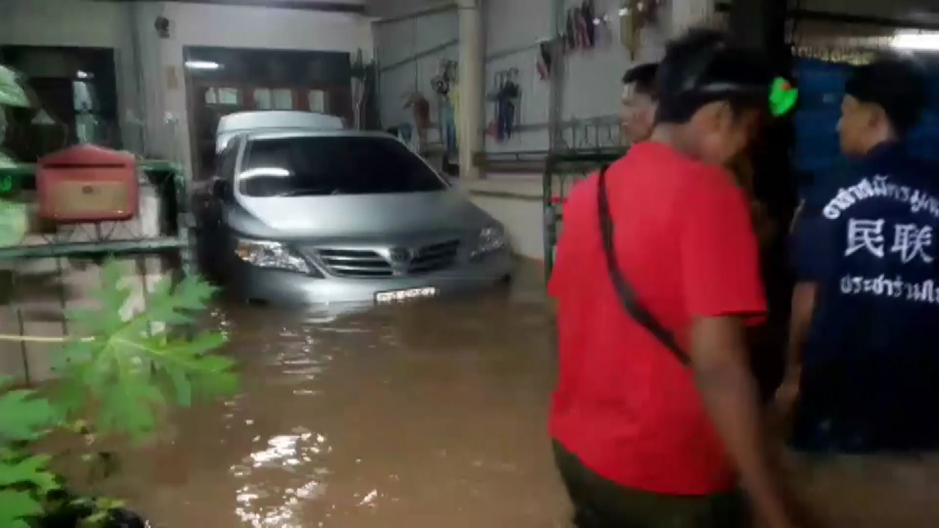 เกิดเหตุน้ำท่วมฉับพลันในทุ่งใหญ่หลังฝนถล่มต่อเนื่อง ชุมชนท่ายางจมน้ำทรัพย์สินยับเยินไม่รู้ตัว
