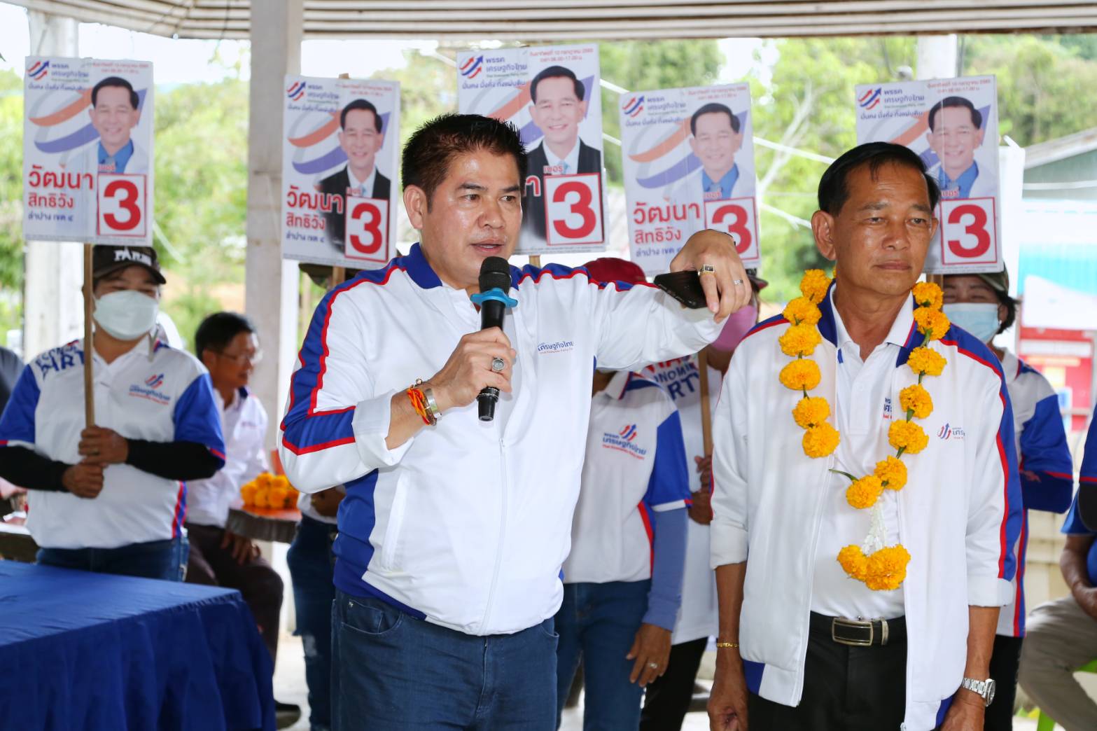 "ธรรมนัส" ขน "เศรษฐกิจไทย"เดินเคาะประตูบ้าน อ้อนขอคะแนน ช่วย "หมอรวย" 