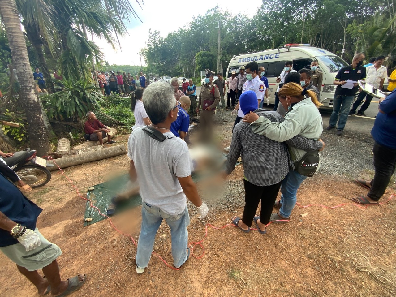 ป้าวัย 56  ปี เกิดอาการหน้ามืดเป็นลมจมน้ำในร่องระบายน้ำเสียชีวิต ขณะเดินไปซื้อมะม่วงจากร้านค้า  	