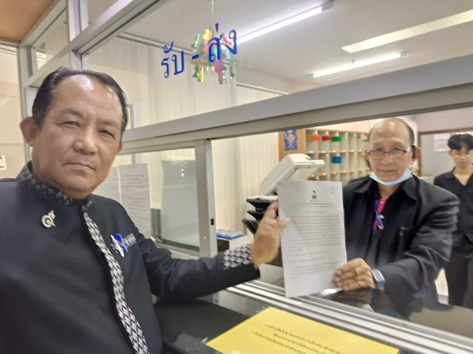 "ศรีสุวรรณ" บุกกกต.ร้องยุบ "พรรคส้ม" โพสต์กล่าวหาองคมนตรี-รบ.กระทำการมิบังควร