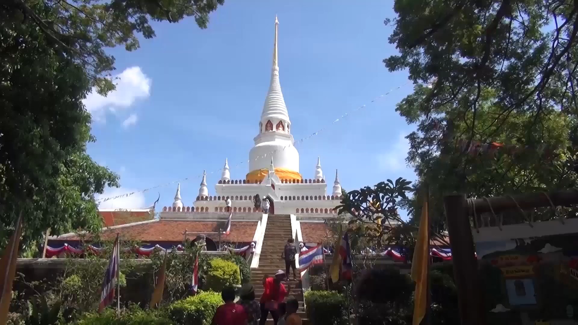 นทท.มาเลเซียและไทยกราบไหว้ขอพรหลวงปู่ทวดเหยียบน้ำทะเลจืดเพื่อความเป็นสิริมงคลช่วงวันหยุดสุดสัปดาห์ 