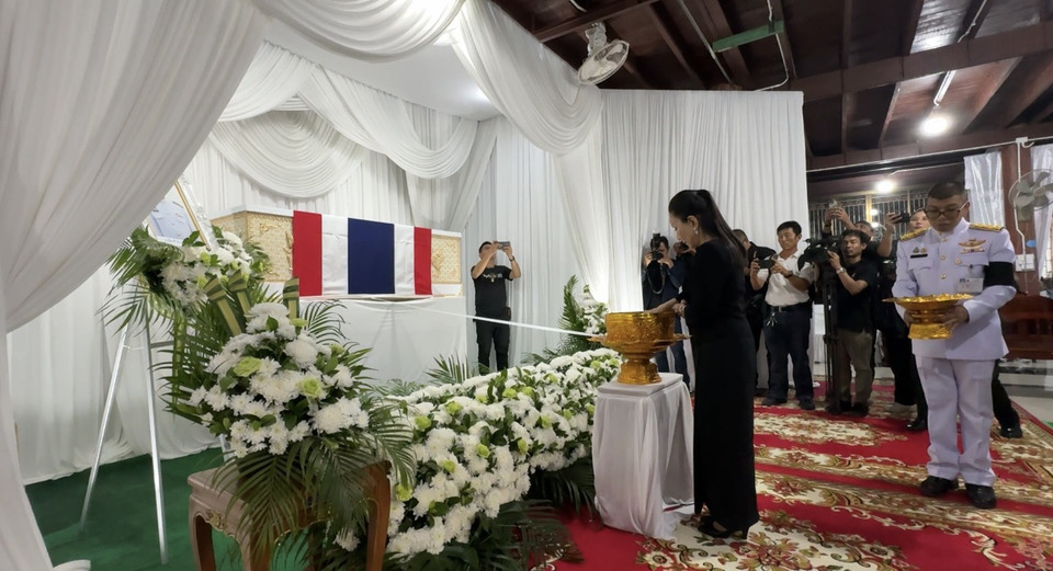 "กัญจนา-สส.ณัฐวุฒิ" ร่วมกับชาวสุพรรณบุรี เคารพศพ "จ่าโอม-จ.ส.ท.จิระวัฒน์ มุ่งกลาง" พร้อมให้กำลังใจครอบครัว 