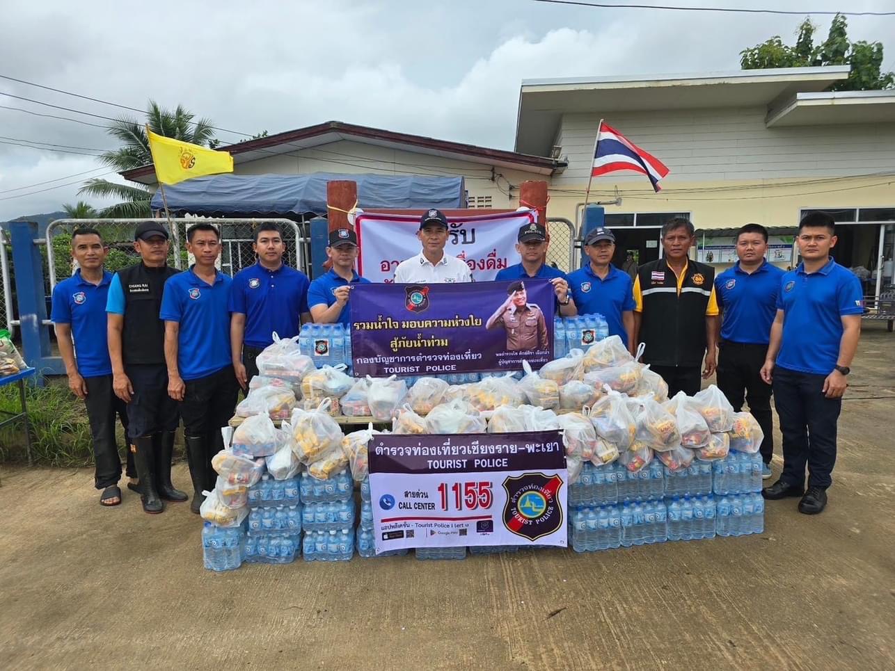 ตำรวจท่องเที่ยวเชียงรายออกช่วยเหลือประชาชนที่ประสบปัญหาน้ำท่วม