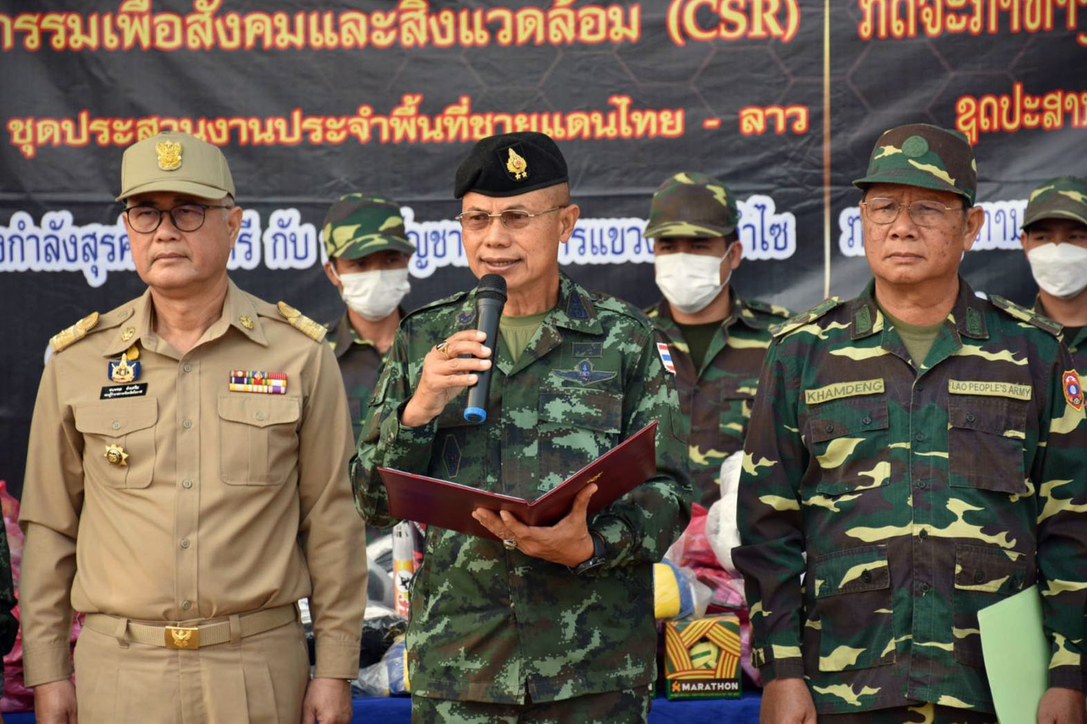 บึงกาฬ ทหารกองกำลังสุรศักดิ์มนตรีมอบอุปกรณ์การเรียนให้ นร.ไทยและลาว