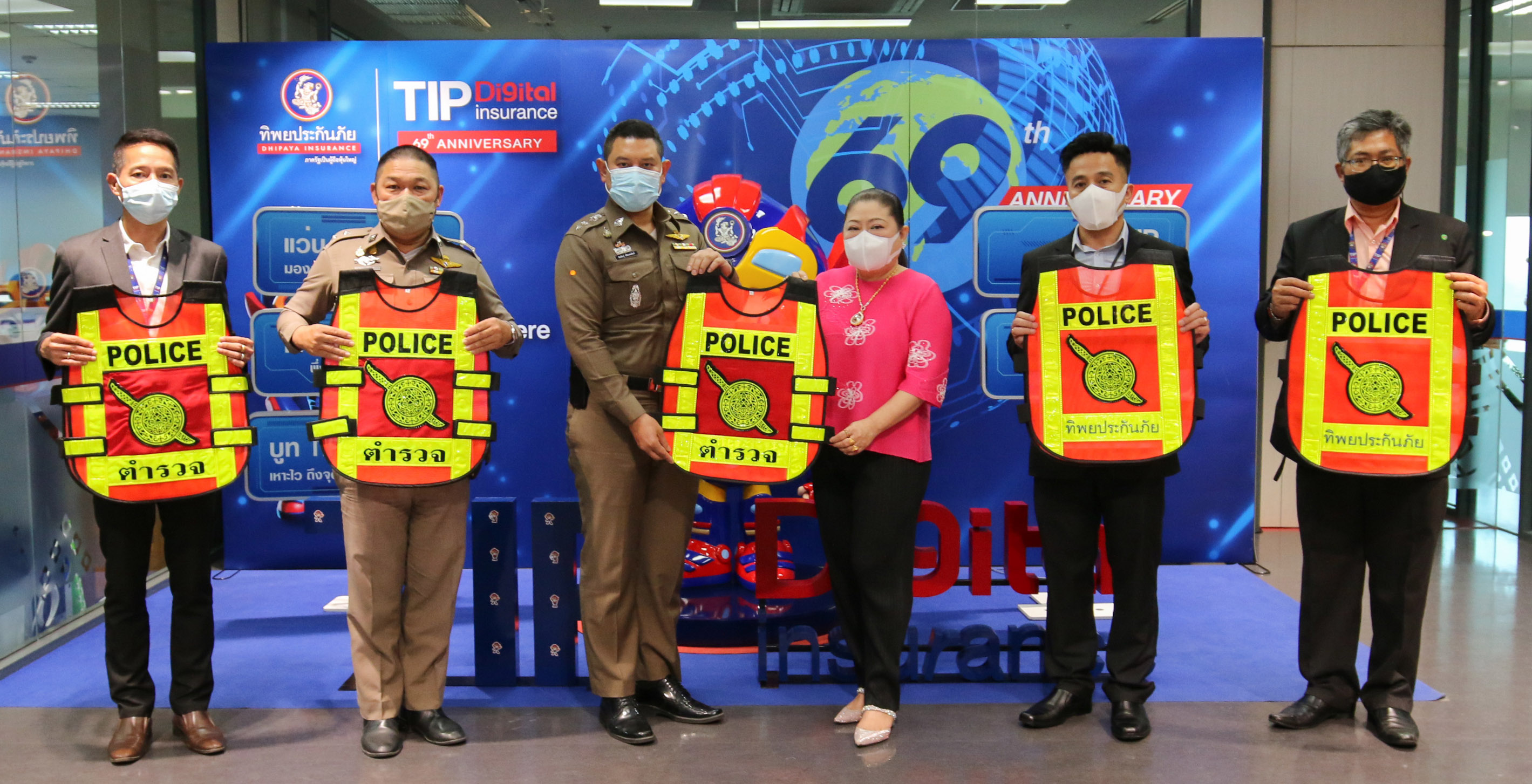 ทิพยประกันภัย มอบเสื้อสะท้อนแสง สน.ทุ่งมหาเมฆ