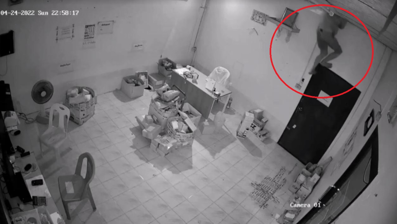 โจรสวมบทสไปเดอร์แมนโรยตัวจากฝ้าขโมยทรัพย์สินร้านขนส่งเอกชน