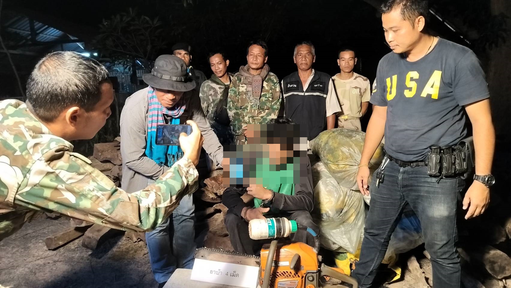 เจ้าหน้าที่สภ.บัวเชดรวบหนุ่มใหญ่พร้อมของกลางไม้พะยูงจำนวนมากและยาบ้าคาสวนยางพารา 