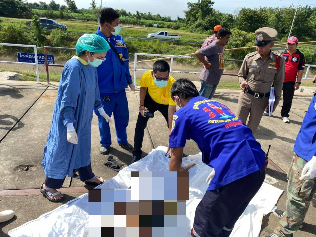 แตกตื่น!!ชาวบ้านทุ่งทองเจอศพคนพิการขาด้วนลอยติดประตูระบายน้ำตร.เร่งสอบสวนหาสาเหตุ 