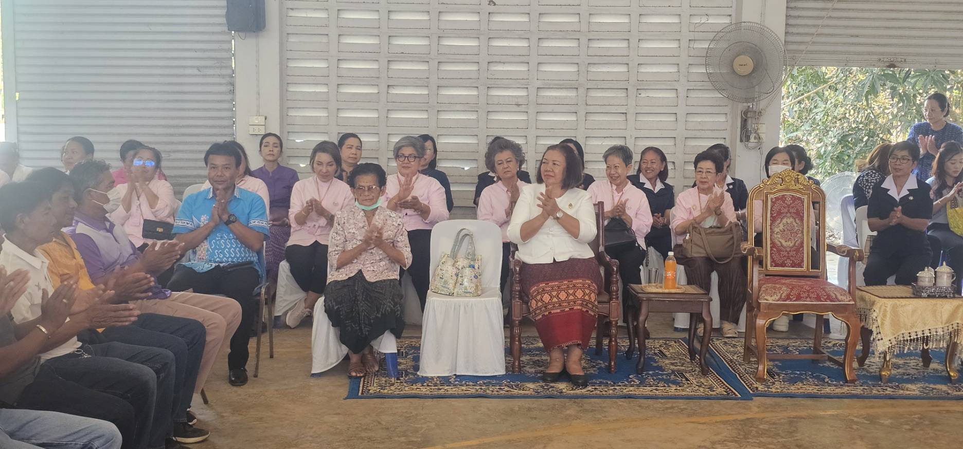 แม่บ้านมหาดไทยจ.ชัยนาทพร้อมด้วยเหล่ากาชาดฯและพัฒนาชุมชนฯมอบถุงยังชีพ ให้แก่ครัวเรือนยากจนในจังหวัด