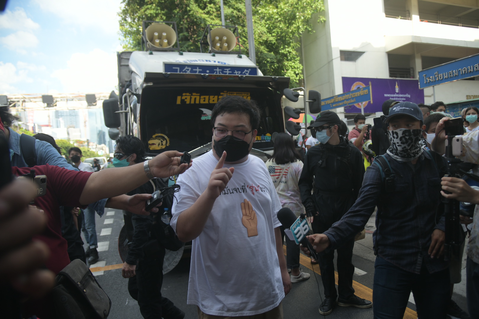  'เพนกวิน' นำมวลชน 'เปิดท้ายวันศุกร์ลุกไล่เผด็จการ'  จากแยกอุรุพงษ์ไปทำเนียบรัฐบาล