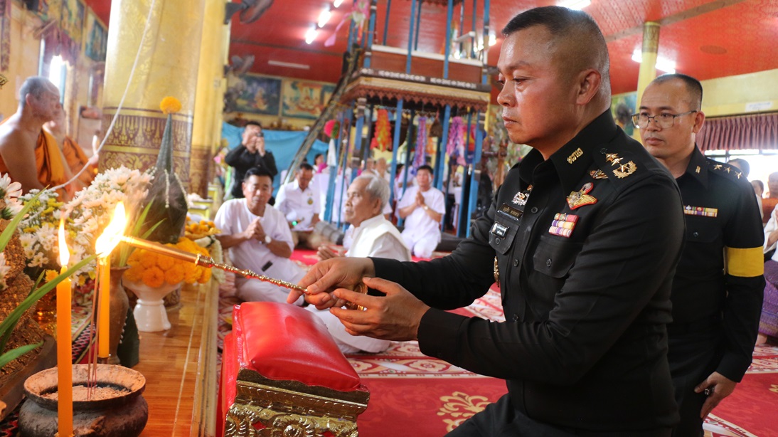 แม่ทัพภาคที่ 2 และคณะทำบุญถวายพระพุทธรูปปรางนาคปรกและต้นผ้าป่าเพื่อทำนุบำรุงพระพุทธศาสนาวัดสุกกิจเจริญ 