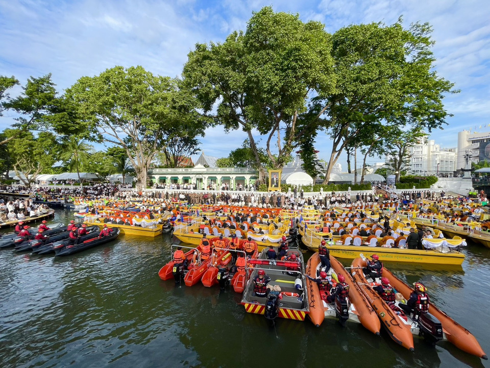 สุดยิ่งใหญ่! ตักบาตรทางเรือกลางเกาะรัตนโกสินทร์ รวมพลังศรัทธาถวายพระราชกุศล เฉลิมพระชนมพรรษา 74 พรรษา