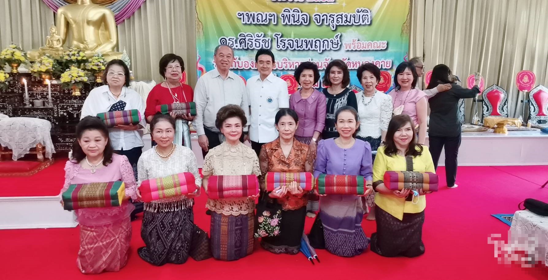 นายก อบจ.หนองคาย ร่วมกับ “พินิจ” อดีตรองนายกรัฐมนตรี และ “ดร.ศิริธัช” จัดพิธีทอดมหากฐิน ประจำปี 2563 ให้ 180 วัดในหนองคาย