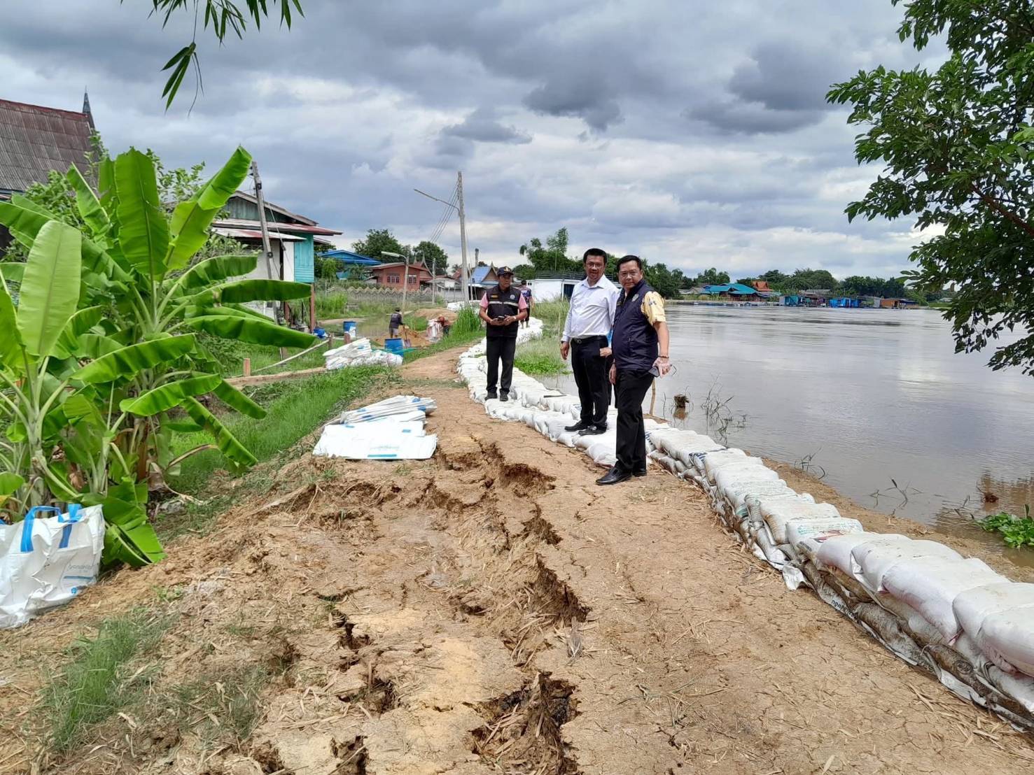 ชลประทานอ่างทอง เร่งช่วยผู้ประสบอุทกภัยในเขตพื้นที่ ต.โผงเผง อ.ป่าโมก