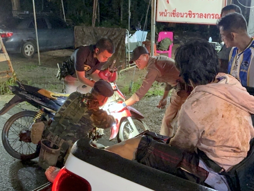ทหาร ฉก.ลาดหญ้า สกัดจับหนุ่มวัย 39 รับจ้างขนยาบ้าเกือบ 400 เม็ด