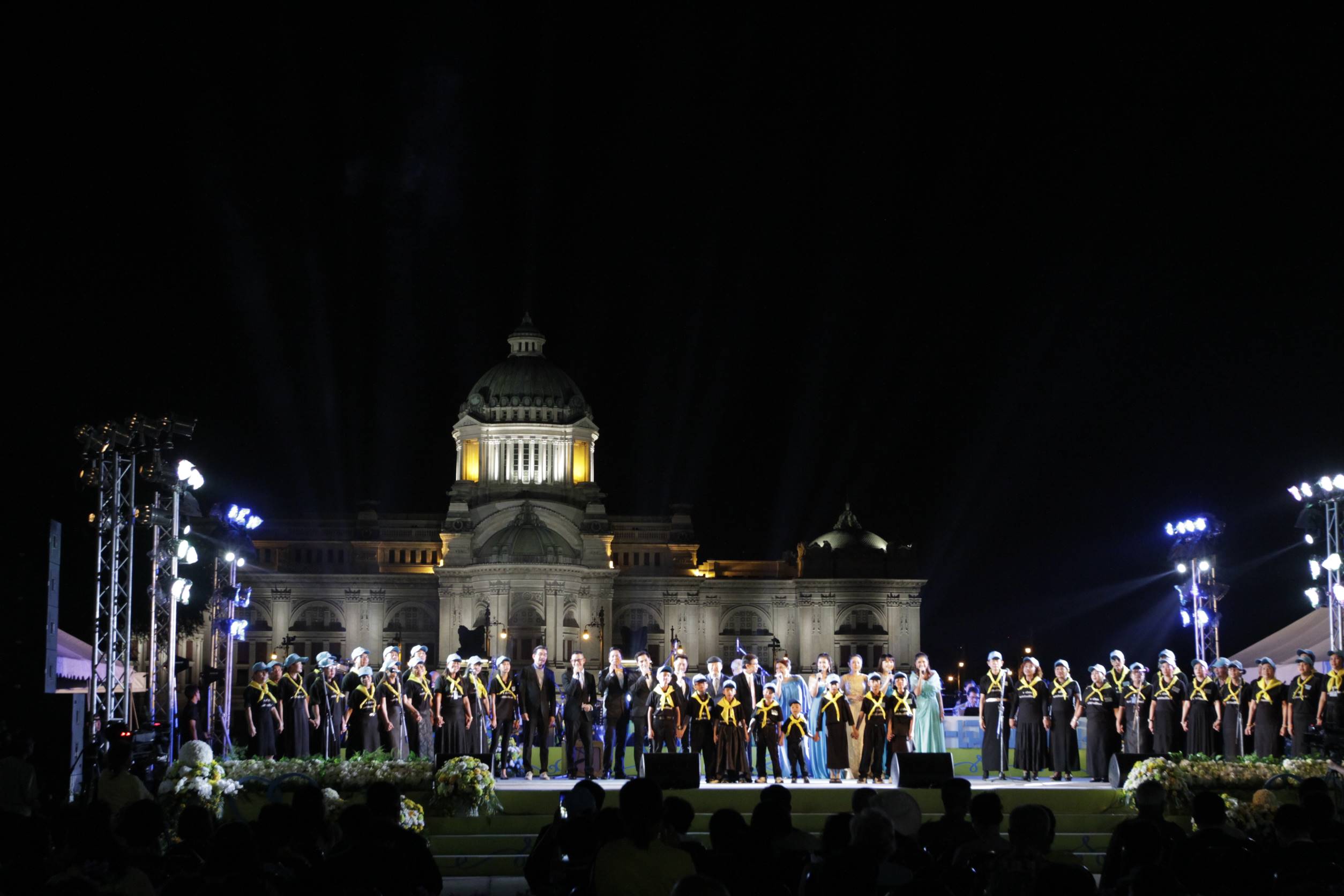 ร.10 โปรดเกล้าฯ วงเฉลิมราชย์ แสดงคอนเสิร์ต “ใจประสานใจ” 