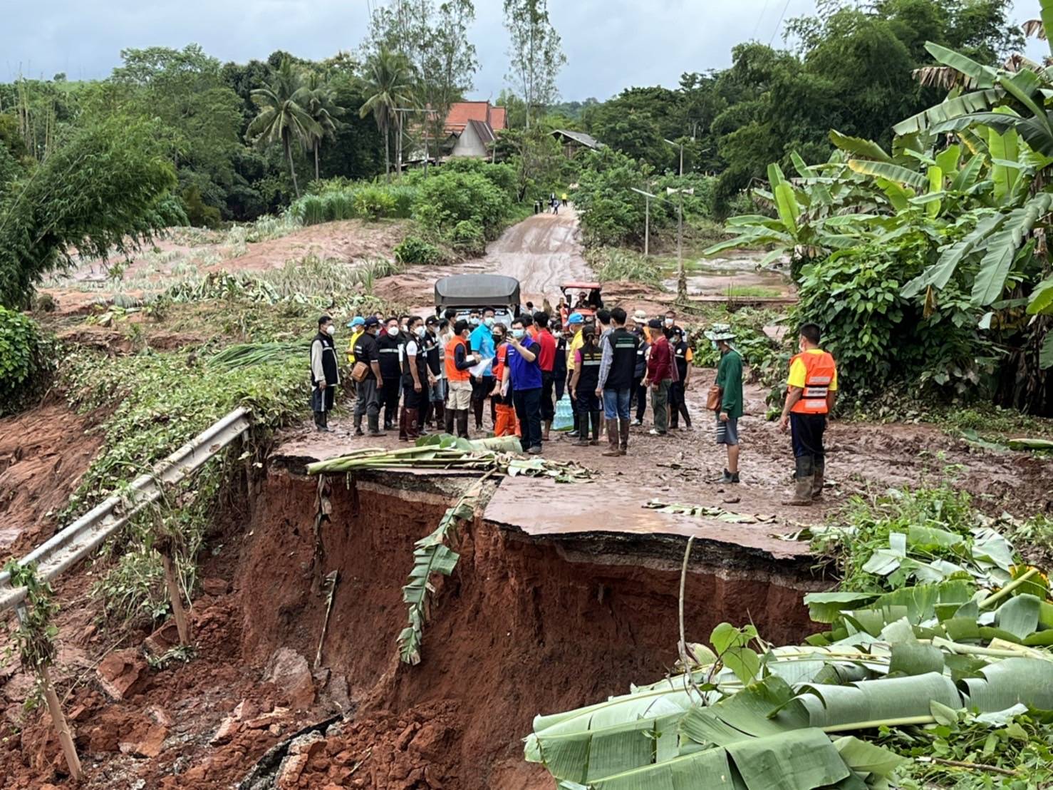 อุตรดิตถ์   น้ำป่าหลากซัดทางขาด สะพานทรุด พัดบ้านเรือนเสียหาย 2 อำเภอ 