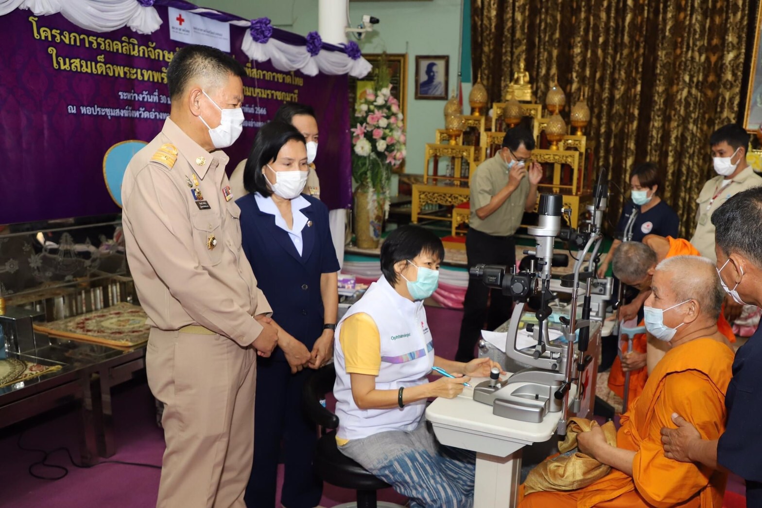 สภากาชาดไทยจัดโครงการรถคลินิกจักษุศัลยกรรมเคลื่อนที่ฯให้กับผู้นำทางศาสนา-ผู้ด้อยโอกาสในพื้นที่อ่างทอง