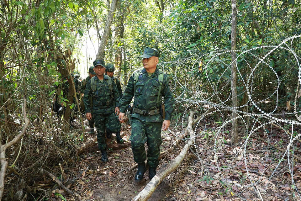 แม่ทัพภาค 2 ลงพื้นที่ช่องบก ตรวจแนวชายแดน–ถนนเนิน 745 หลังเหตุปะทะชายแดนไทย–กัมพูชา