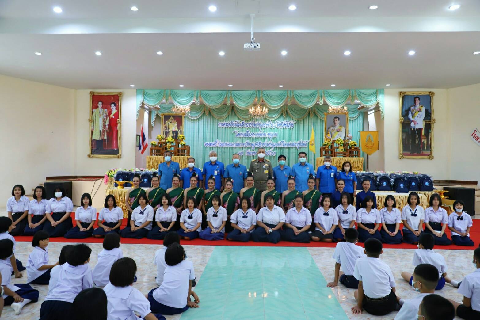 องคมนตรี ตรวจเยี่ยมโรงเรียนราชประชานุเคราะห์ 28 จังหวัดยโสธรพร้อมมอบสิ่งของพระราชทาน