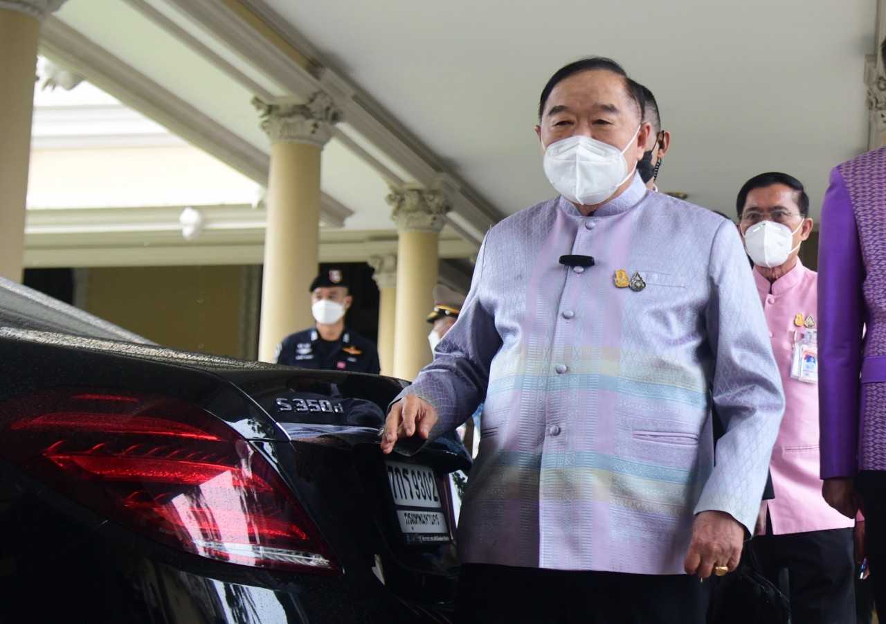 "บิ๊กป้อม"  บอกป้ายต้อนรับใหญ่ไป ต้องปลดออก 