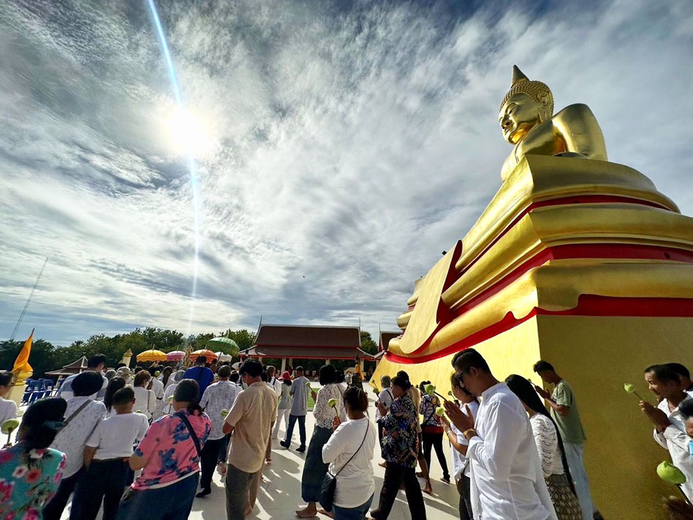 วัดห้วยมงคล อัญเชิญพระบรมสารีริกธาตุขึ้นประดิษฐานยังยอดพระเกศหลวงพ่อโสธรองค์ใหญ่ เห็นแสงอาทิตย์ส่องแสงอยู่ปลายยอด