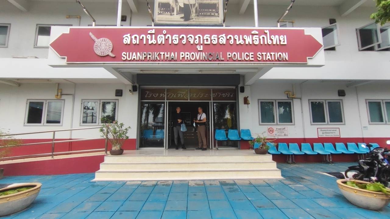 ตร.นำผู้ต้องหาล่วงละเมิดเด็กหญิงอายุ 13 ปีฝากขังศาลจังหวัดปทุมธานี